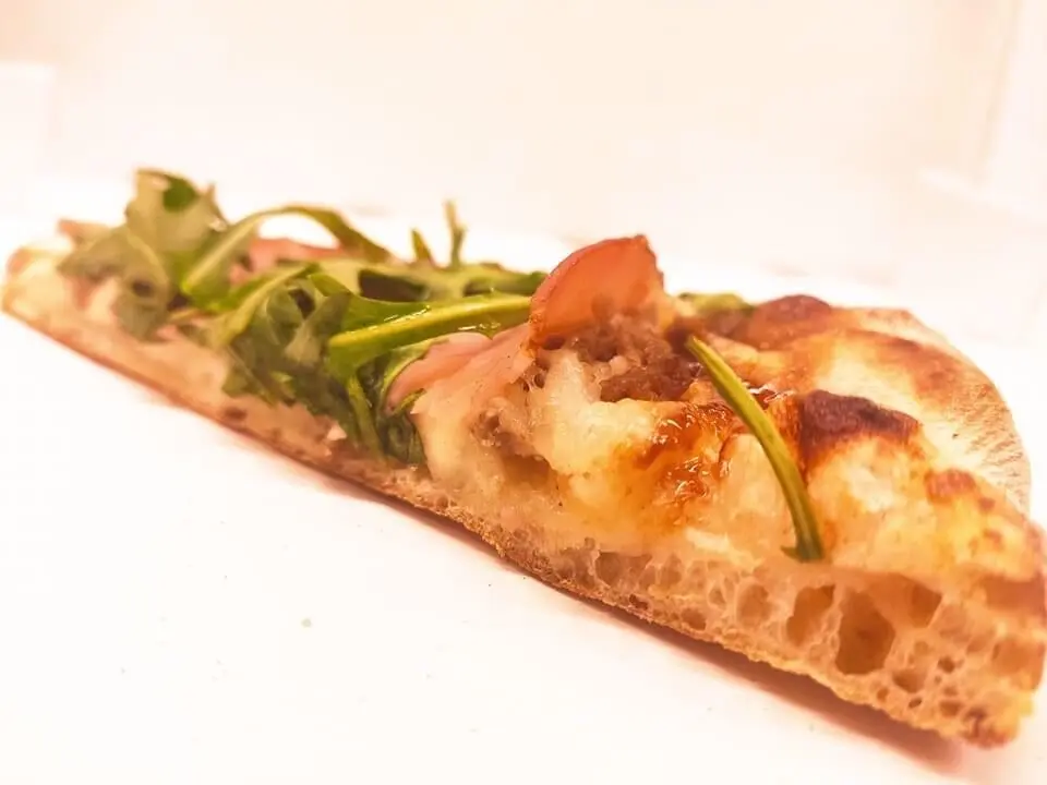 Part de pizza, pâte alvéolée